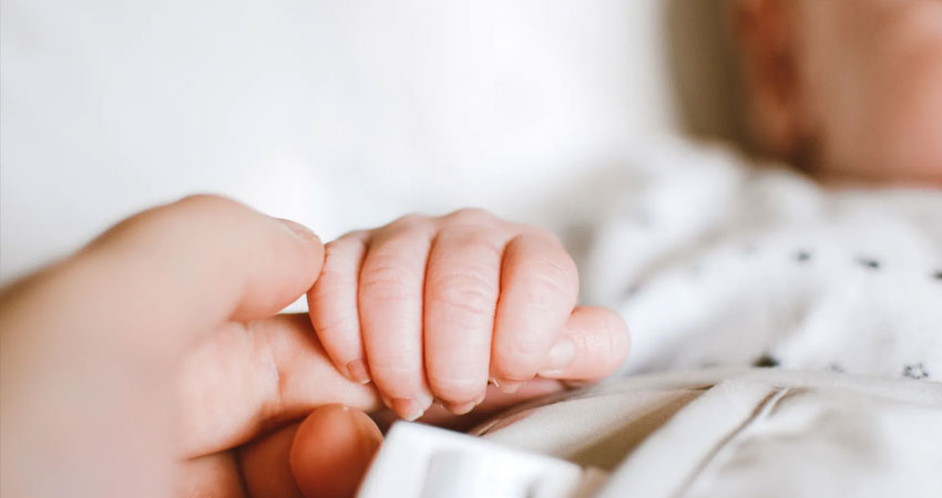 Las señales de autismo podrían presentarse en la infancia temprana.